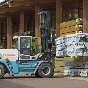 A person driving a Konecranes lifttruck.