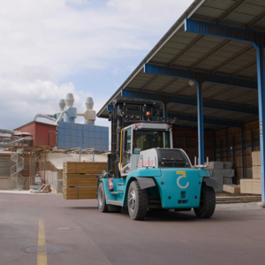 A Konecranes lifttruck pictured from behind.