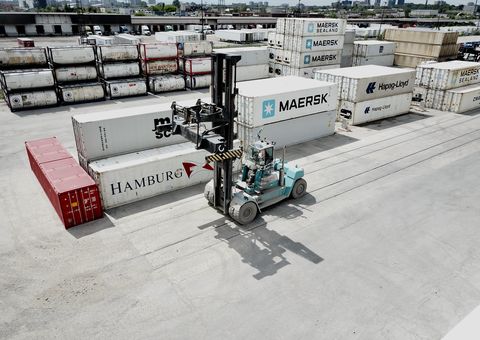 Laden container handlers_ports_image