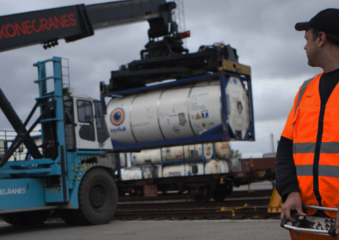 A person operating a Konecranes lifttruck.